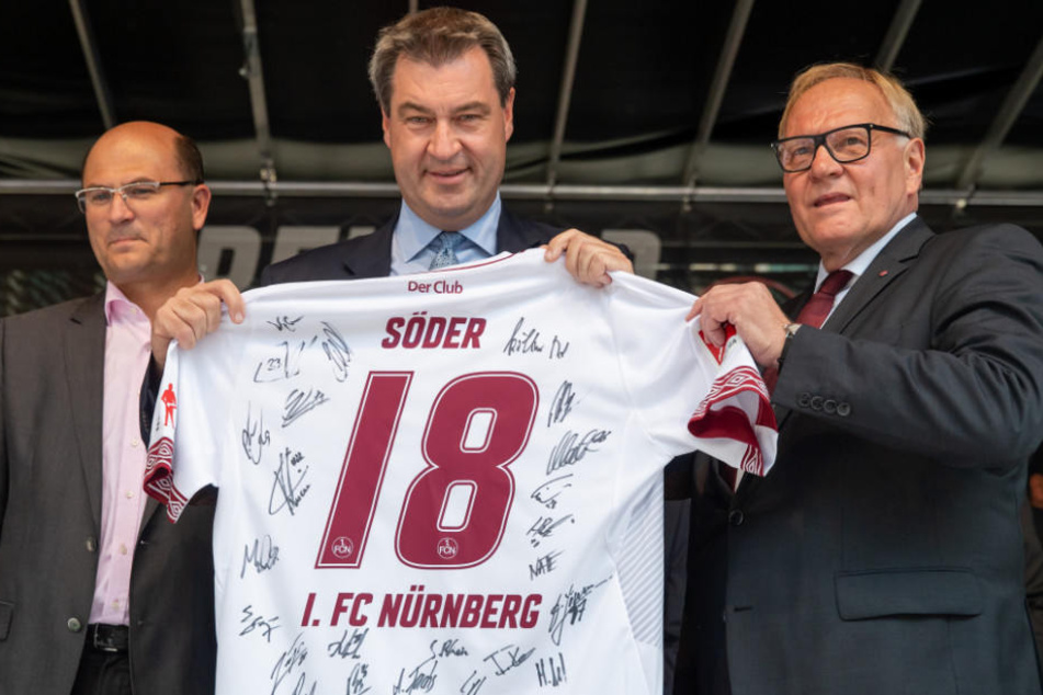 Markus Söder (M.) hat den 1. FC Nürnberg für den Aufstieg ins Oberhaus geehrt.