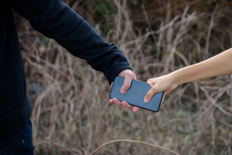 Der Mann wollte dem Räuber sein Handy nicht geben. (Symbolbild)