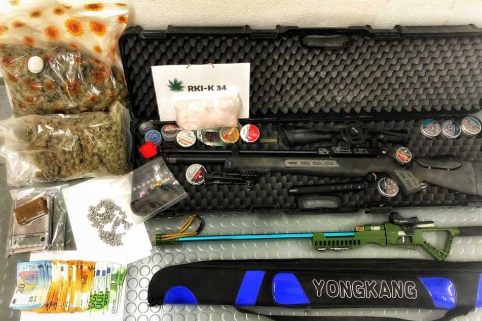 Die Polizei stellte Waffen, Drogen und Rauschgift sicher.
