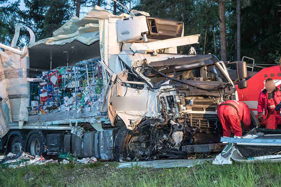 Der Sattelzug wurde seitlich aufgerissen.