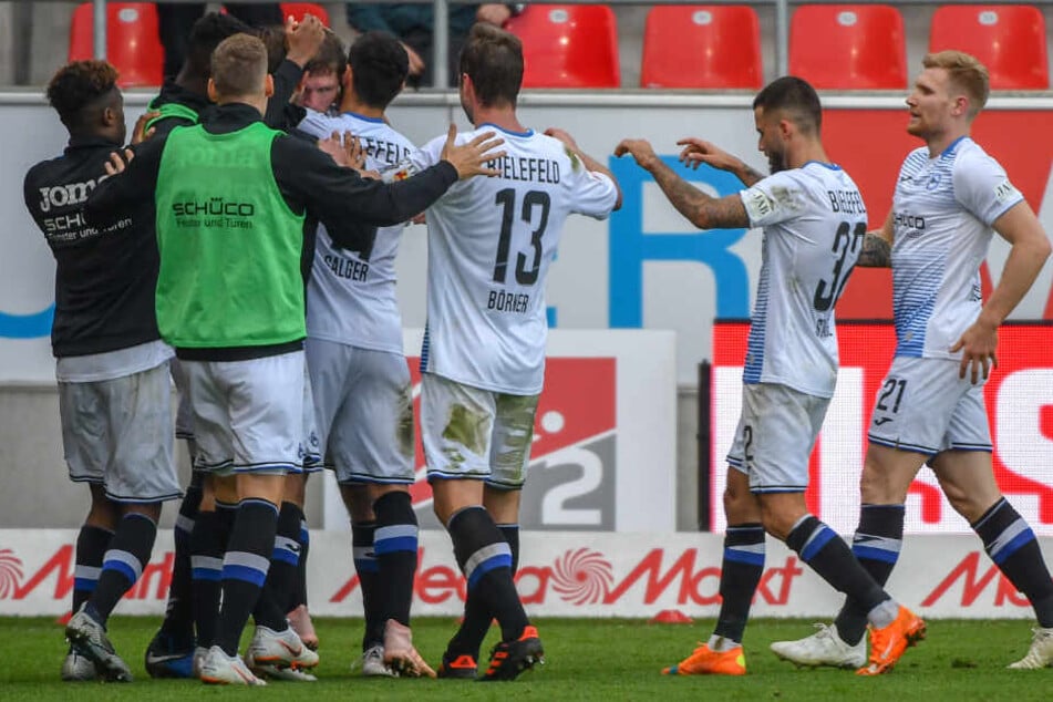 Die ganze Mannschaft freute sich über den Ausgleichstreffer von Fabian Klos.
