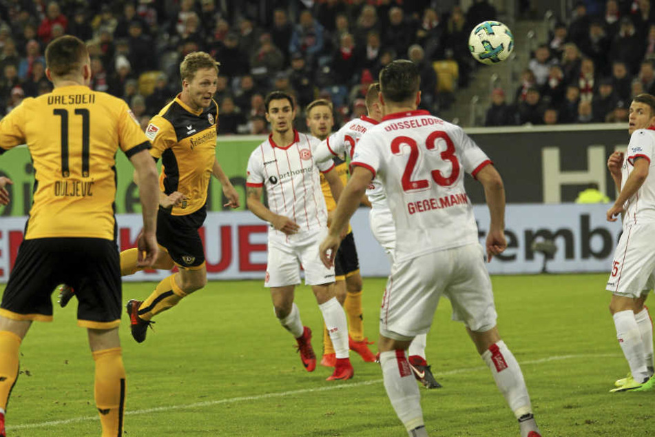 Hier köpft Dynamo-Kapitän Marco Hartmann das 1:0 in Düsseldorf.