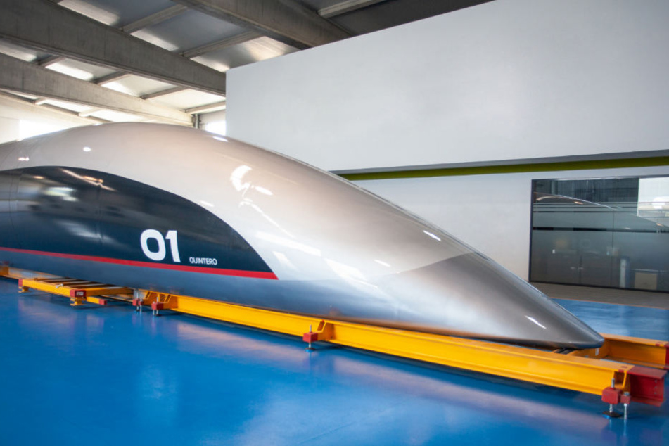 In der Hyperloop-Kapsel sollen 28 bis 40 Passagiere Platz finden. Erst im Oktober hatte HTT den Prototypen präsentiert.