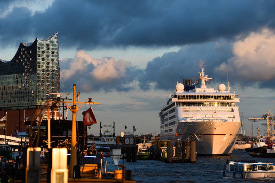 Die "Europa 2" hat am Hamburger Hafen festgemacht.