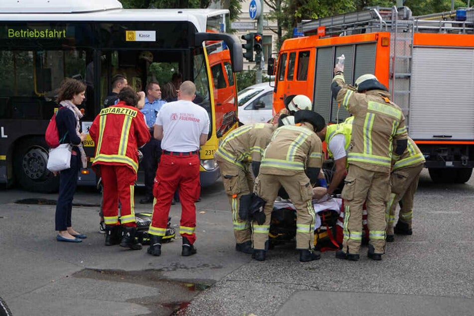 Einsatzkräfte versorgen den Radfahrer an der Unfallstelle. Auch der Busfahrer musste medizinisch behandelt werden.
