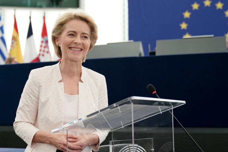 Ursula von der Leyen hält nach ihrem Sieg eine Rede im Plenarsaal.