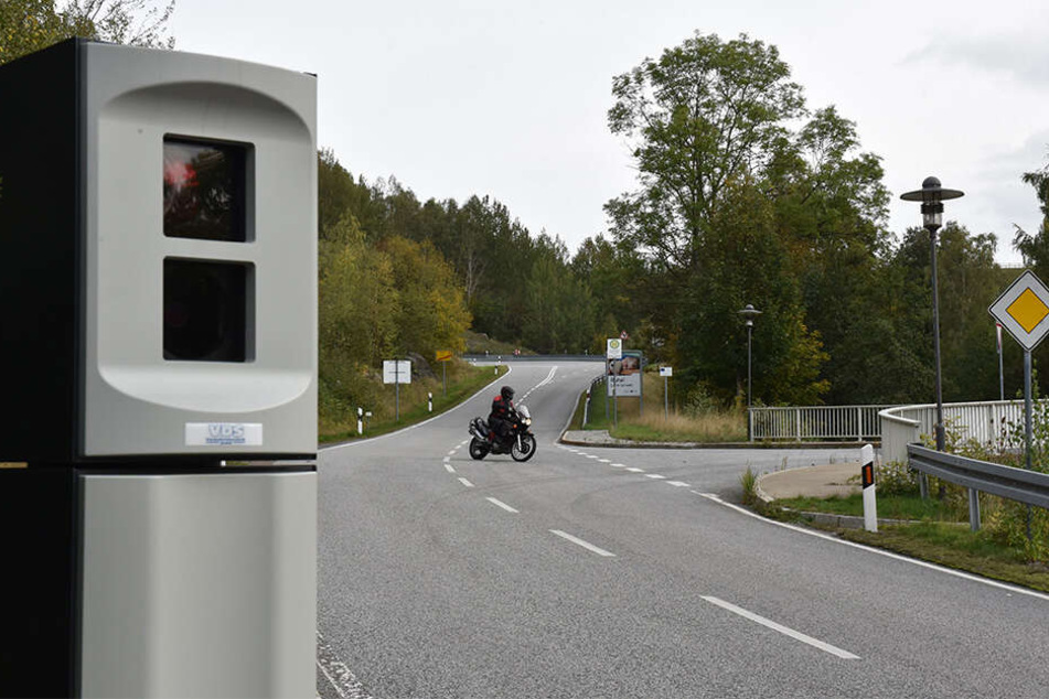 Und tschüss: Noch ehe der Blitzer "zuschnappen" kann, macht ein Biker kehrt und fährt die Serpentinenstrecke wieder runter.