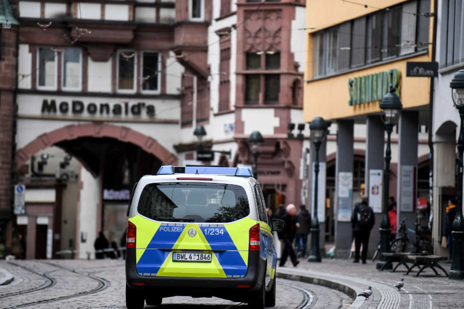 Die Polizei sucht nach einem zehnten Täter im Zuge der Horror-Vergewaltigung in Freiburg. (Symbolbild)