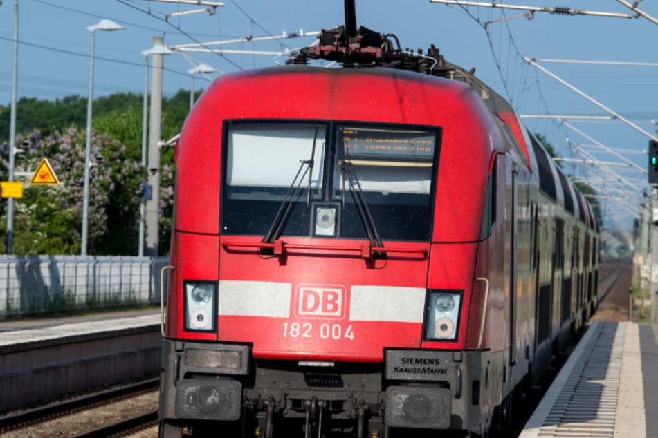 Auf der Zugstrecke bei Camburg warf der Täter einen massiven Gegenstand auf einen fahrenden Güterzug. (Symbolbild)