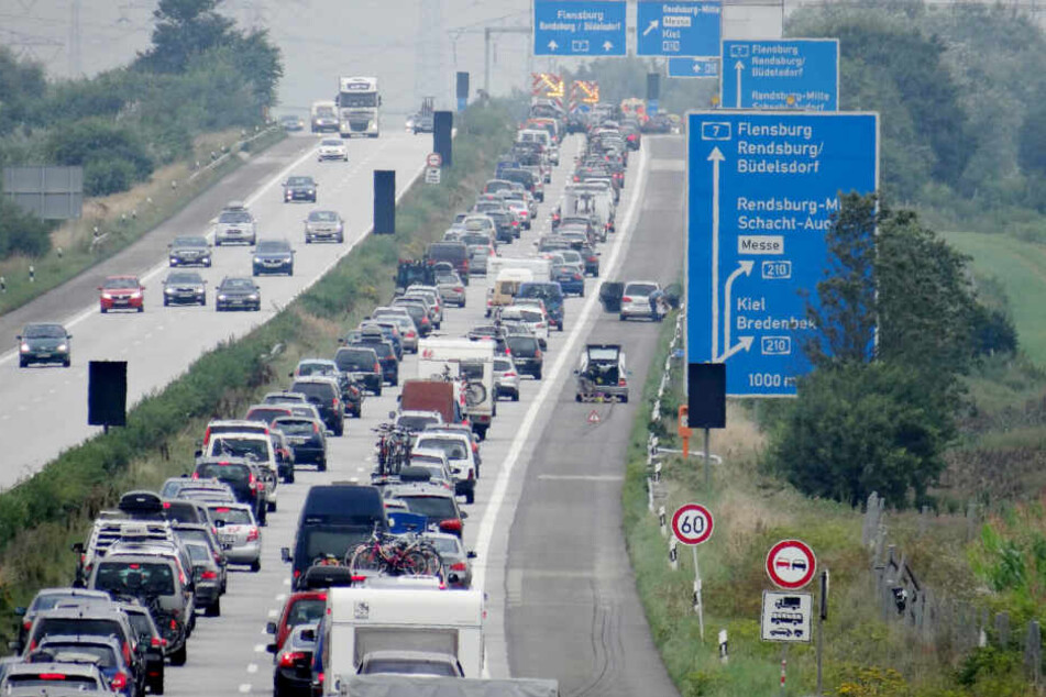Ein Lamellenbruch hatte auf der A7 bereits am frühen Morgen für Stau gesorgt. (Symbolfoto)