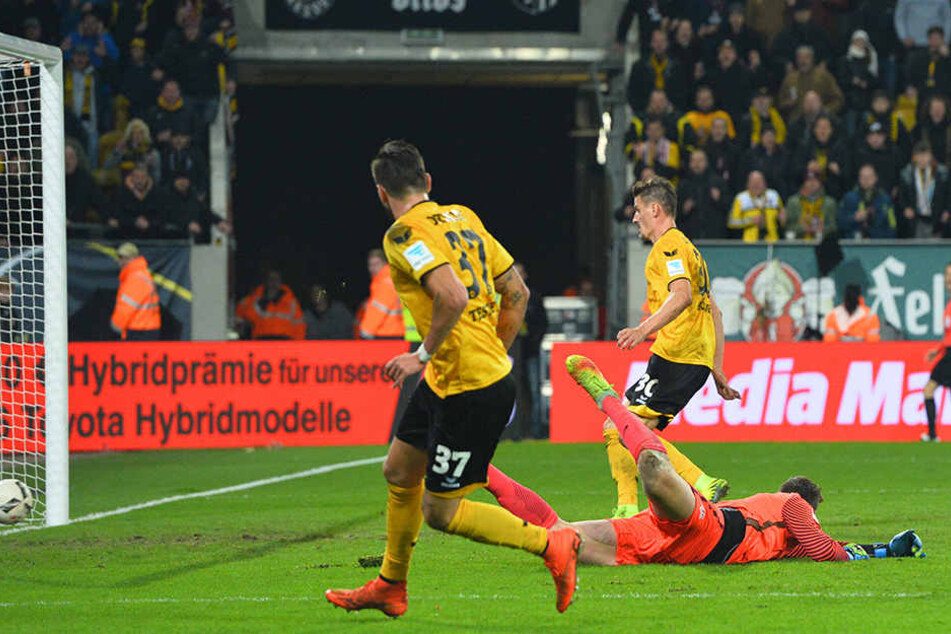 Das war sein dritter Streich! Stefan Kutschke (hinten) bezwang Braunschweigs Schlussmann Jasmin Fejzic. Vorn: Pascal Testroet.