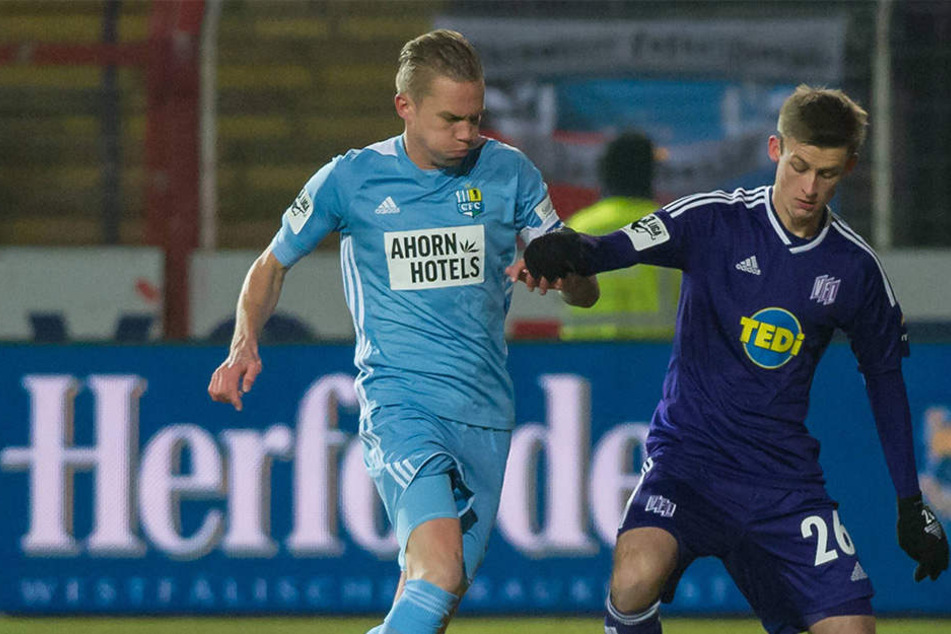 Dennis Grote (l.) im Zweikampf mit dem Osnabrücker Sebastian Klaas.
