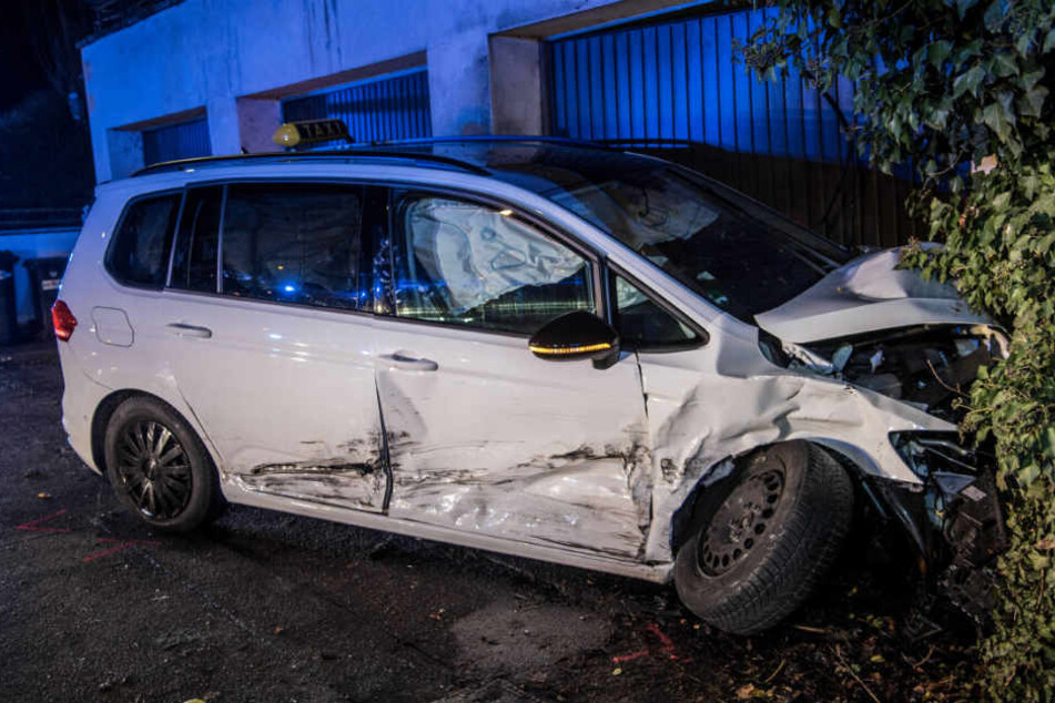 Die Insassen dieses Taxis wurden teils schwer verletzt, der Wagen gegen eine Garage geschoben.
