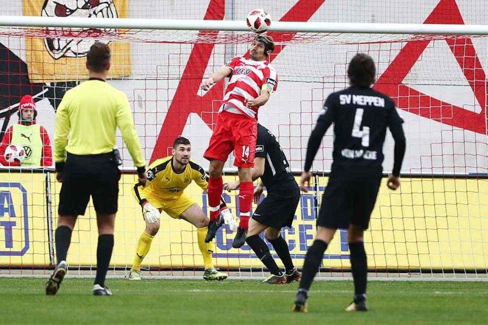 Kapitän Toni Wachsmuth, hier im Spiel gegen den SV Meppen bei einem Kopfball, will mit seinem FSV Zwickau bis zur Winterpause noch möglichst viele Punkte holen.