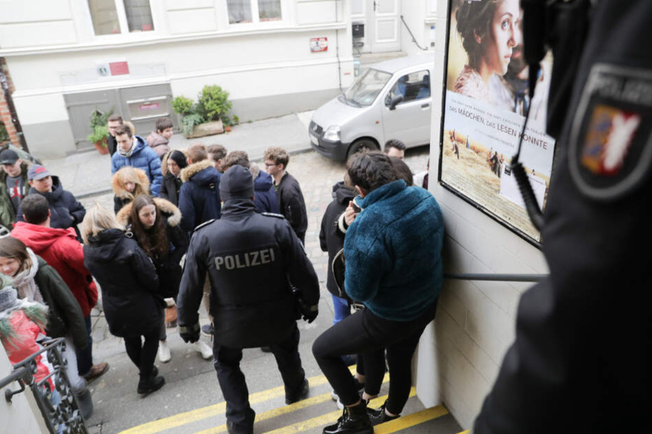 Polizisten standen vor dem Kino in der Lübecker Altstadt und sicherten es, nachdem eine zuerst geplante Vorführung wegen einer Bombendrohung abgesagt werden musste.