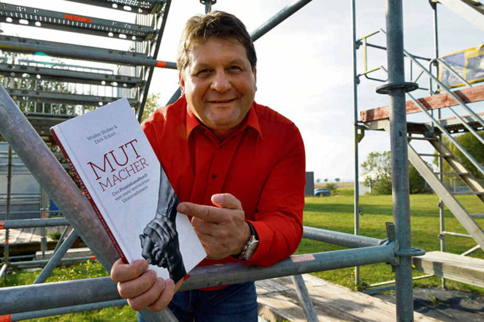 Die Gerüstbau-Chefs Dirk Eckart (51, im Bild) und Walter Stuber (56) haben auf der Frankfurter Buchmesse ihr zweites Buch "Mutmacher 2" vorgestellt.