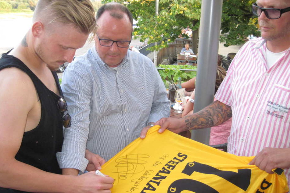 Stefaniak mit Thomas Jacob vom Schillergarten und seinem Berater Helmar Braun (v.l.).