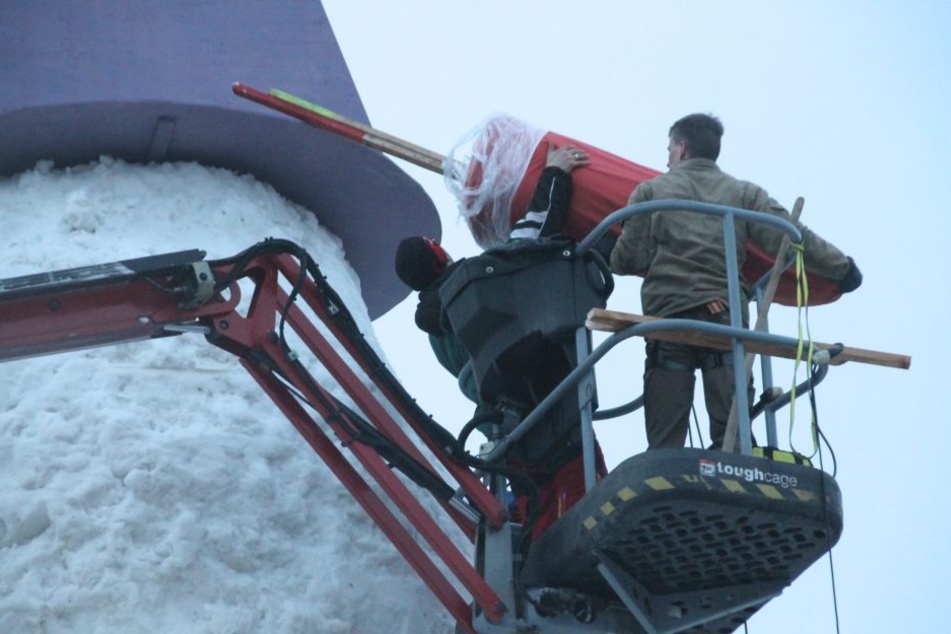 Die riesige Nase des Schneemanns wurde aus einer Matratze zusammengerollt.