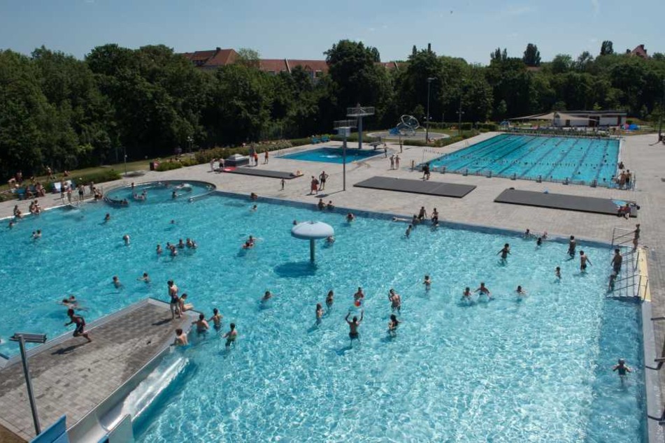 In Thüringen ist die Freibadsaison eher durchwachsen gelaufen, viele Bäder, wie hier in Erfurt, sind trotz Hitze schon geschlossen.