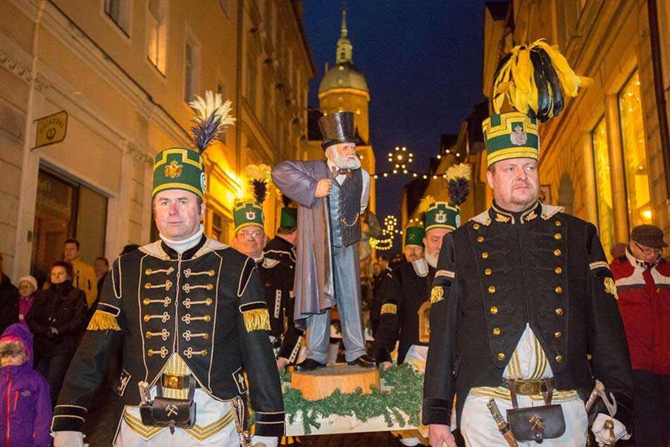 Der Bergmannsadvent hat in Annaberg-Buchholz Tradition. In einem Zeremoniell werden die Figuren durch die Stadt getragen.
