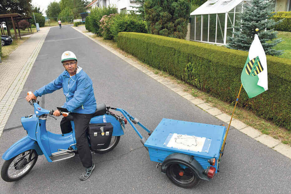 Immer auf Achse: Der ehemalige Fernfahrer Dieter Hennig (69) umrundete die ehemalige DDR mit Schwalbe, Anhänger und Sachsen-Fahne.