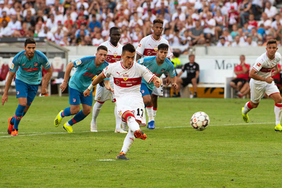 So ein Pech! Erik Thommy scheiterte mit seinem Elfmeter an der Latte und verpasste es so, den VfB zum Sieg zu schießen.