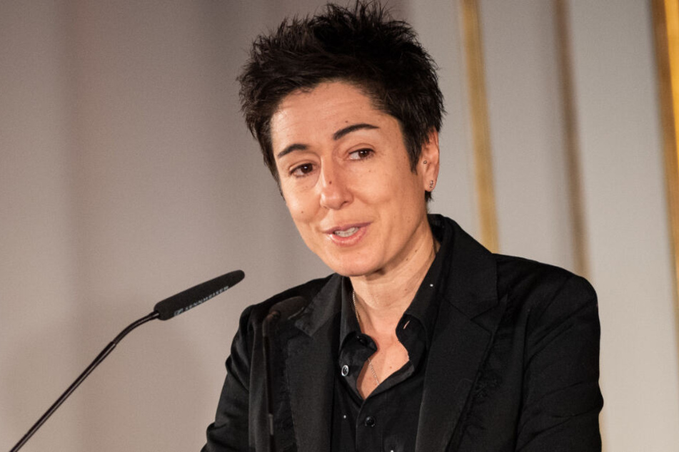 Fernsehmoderatorin Dunja Hayali erhält eine Auszeichnung.