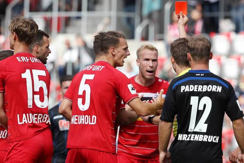 Schiedsrichter Markus Wollweber zeigt Jens Möckel (3.v.r) die Rote Karte.