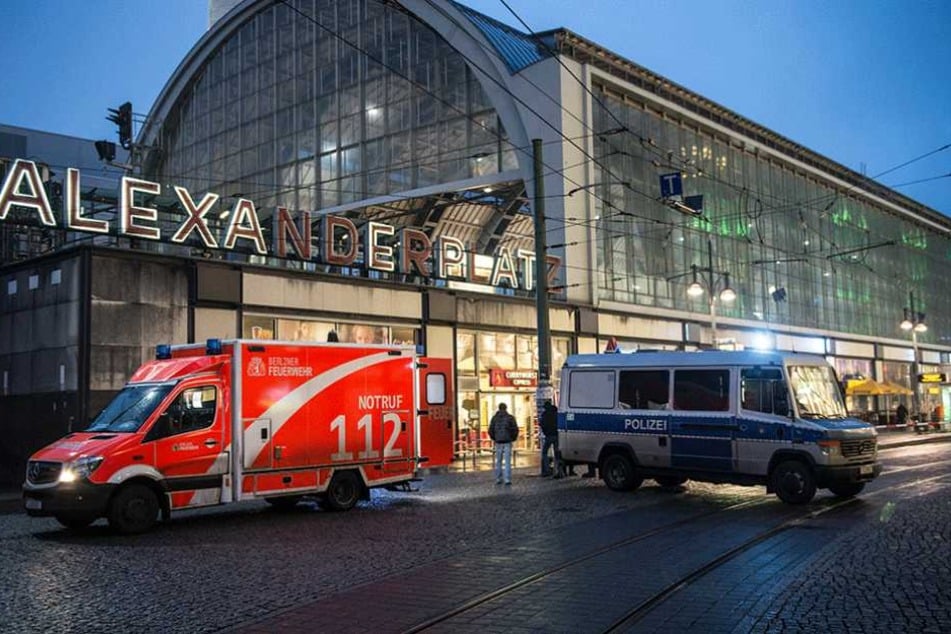 Polizei und Rettungswagen auf dem Alexanderplatz (Symbolbild).