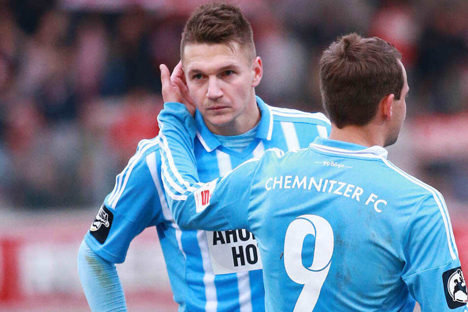 Anton Fink (r.) tröstet Daniel Frahn nach einer vergebenen Torchance. Beide Top-Torjäger stehen noch bis 2018 (Fink) und 2019 (Frahn) unter Vertrag.