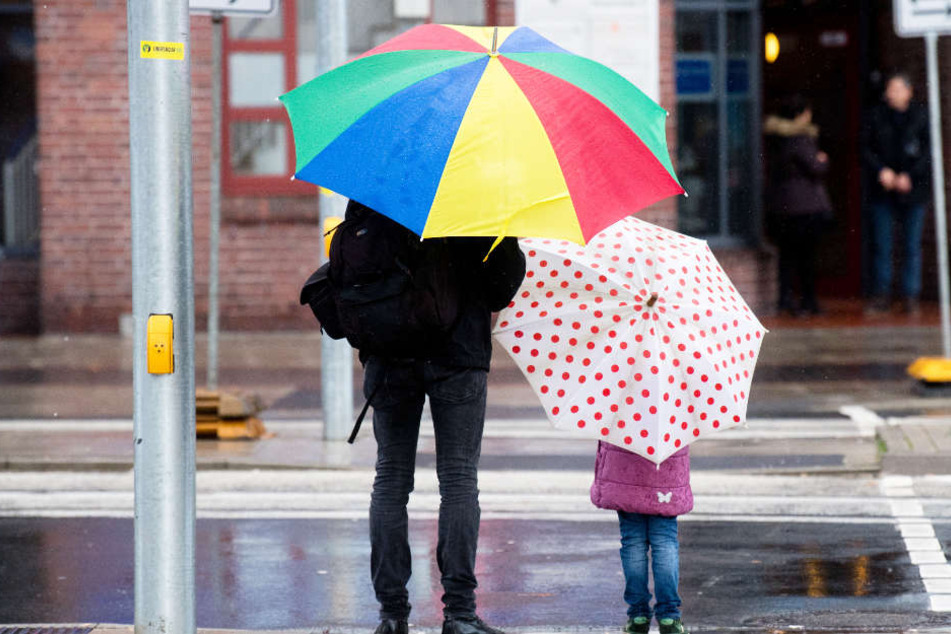 Holt die Regenschirme raus! Das Wetter bleibt die kommenden Tage in Hamburg regnerisch.