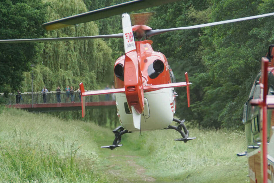 Rettungshubschrauber brachten die Schwerverletzten in eine Klinik.