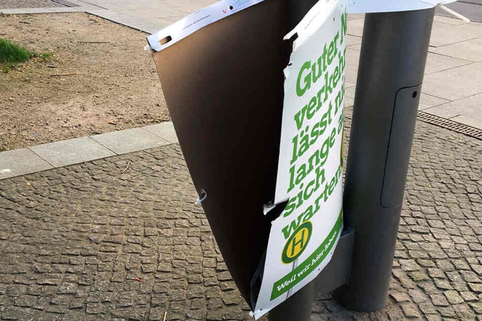 An dem Wahlplakat sind deutliche Rissspuren zu erkennen.