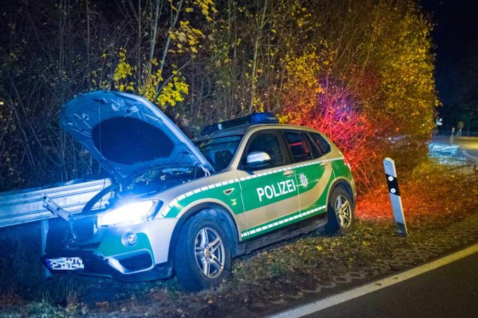Der Streifenwagen krachte in die Leitplanke.