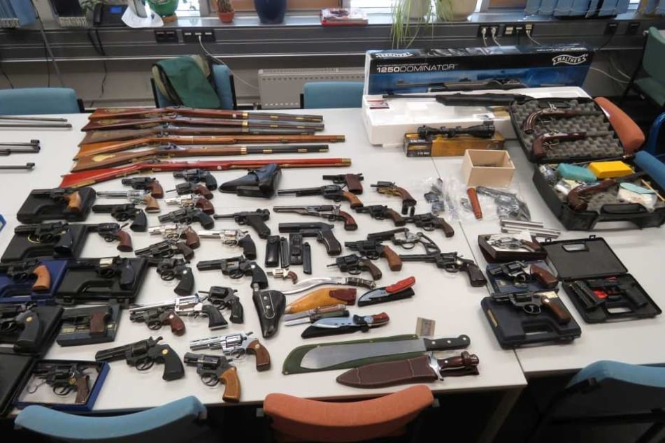 Zahlreiche Lang- und Kurzwaffen sowie etliche Waffenteile fanden sich in der Wohnung und im Keller des 67-Jährigen.