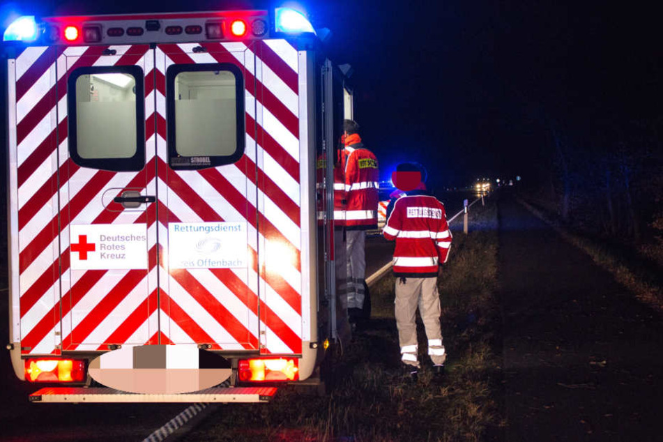 Nach seinem Unfall musste der Mann von den Rettungskräften vor Ort versorgt und in eine Klinik gebracht werden.