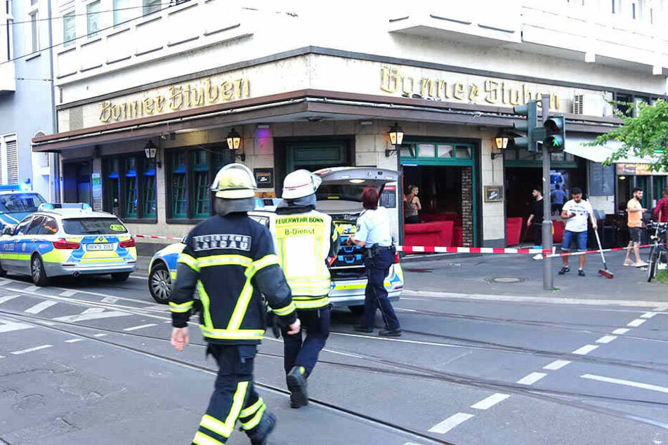 Feuerwehrleute und Polizisten vor einer Shisha-Bar im Einsatz.