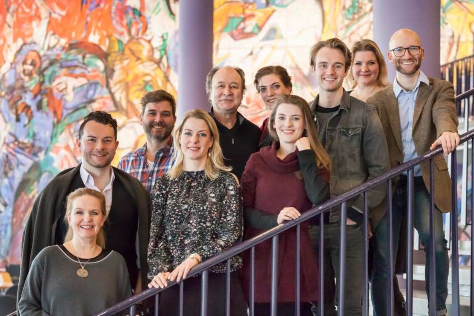 Der Cast des Musicals „Die Brücken am Fluss“ hat am Montag mit den Proben begonnen.