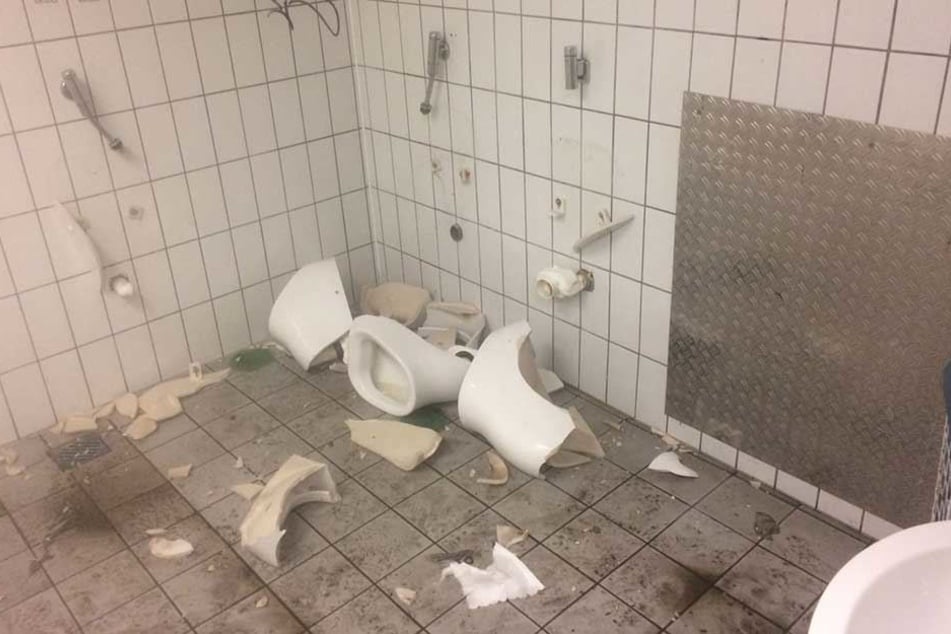 Zwei sanitäre Anlagen wurden von den Hertha-Fans komplett zerstört.