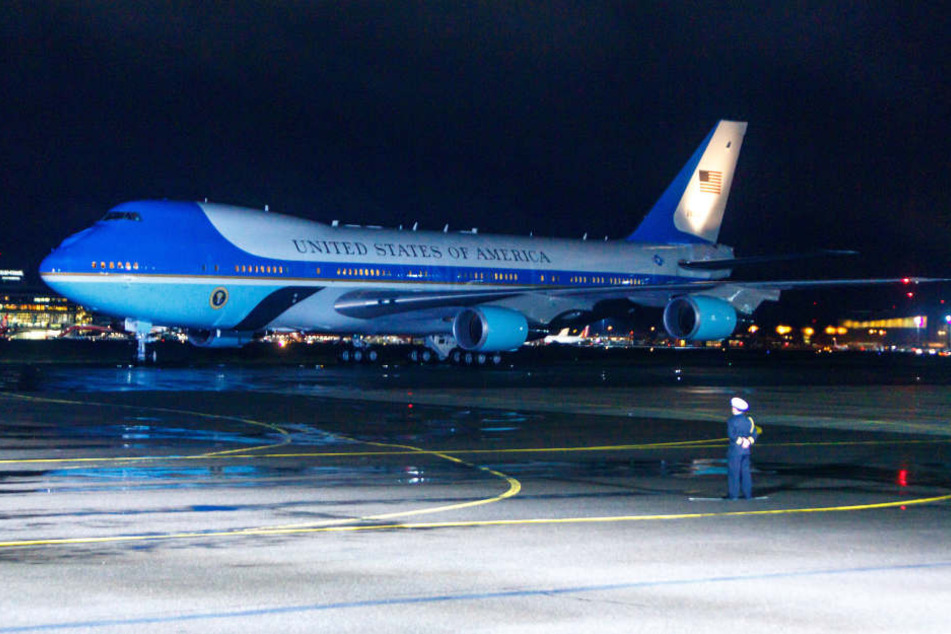 Um 17.51 Uhr setzt die Air Force One des scheidenden Präsidenten in Tegel auf.