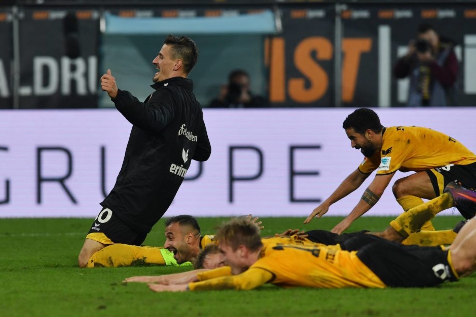 Für die Fans! Stefan Kutschke rutscht mit den Dynamo-Spielern über den Rasen.