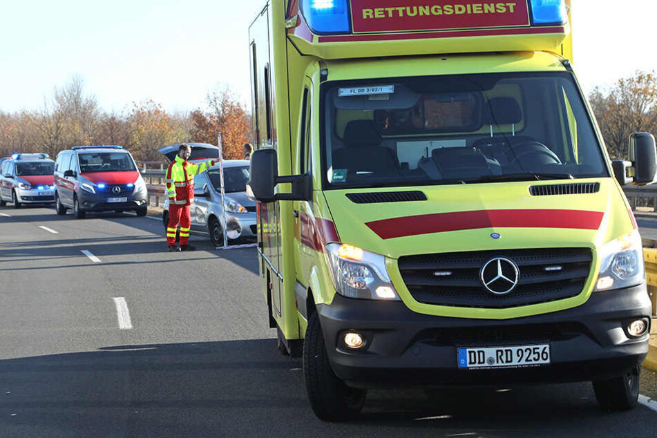 Der Rettungsdienst musste sich um eine verletzte Person kümmern.