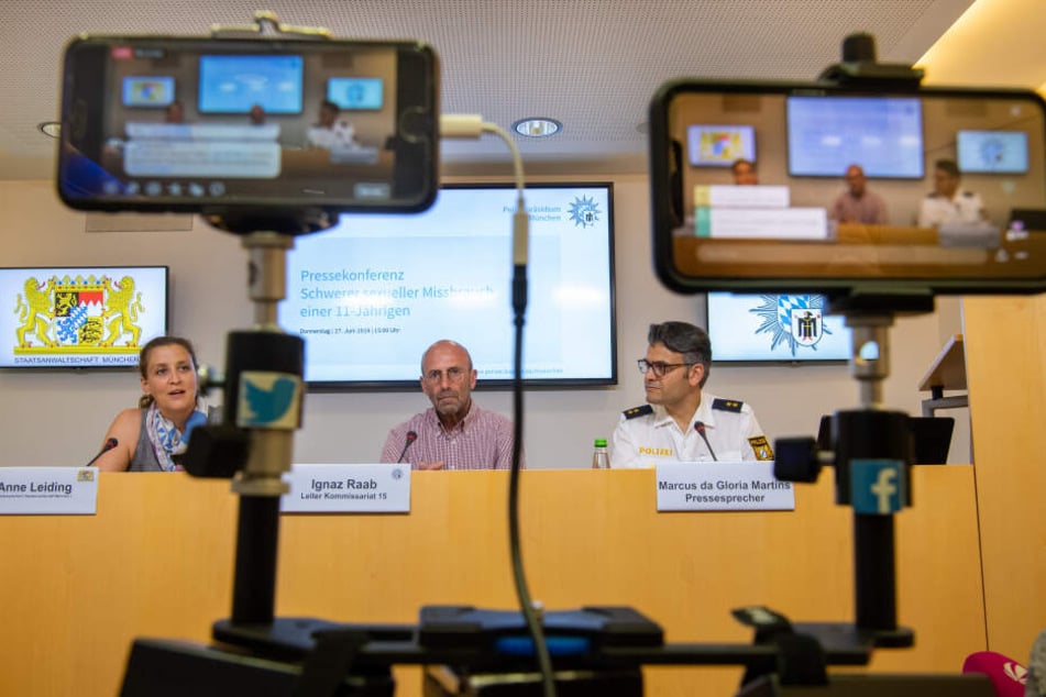 Anne Leidig (l), Pressesprecherin der Staatsanwaltschaft München I., Ignaz Raab (M), Leiter Kommissariat 15, und Marcus da Gloria Martins (r), Sprecher der Münchner Polizei, geben im Polizeipräsidium München eine Pressekonferenz zum Fall der mutmaßlichen