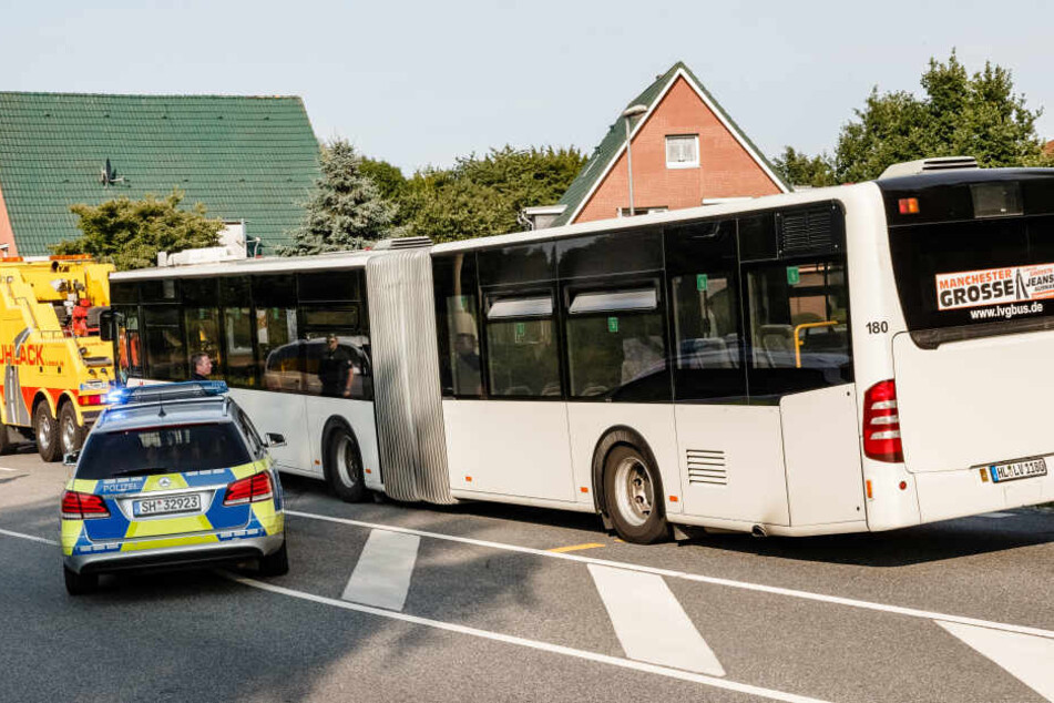 Der betroffene Linienbus wird am Abend vom Tatort abgeschleppt.