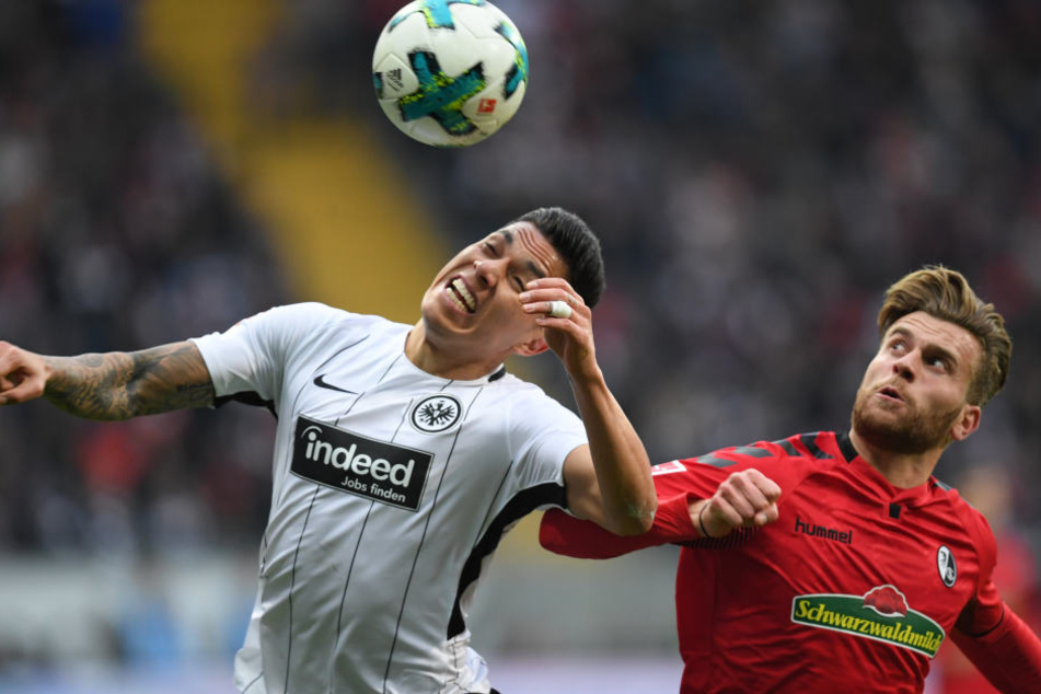 Leistungssteigerung: Fredi Bobic ist mit dem von Carlos Salcedo (li.) gezeigten zufrieden.