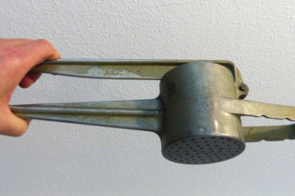 Mit einer eisernen Kartoffelpresse fügte die 77-Jährige ihrem 85 Jahre alten Ehemann eine Platzwunde am Kopf zu.