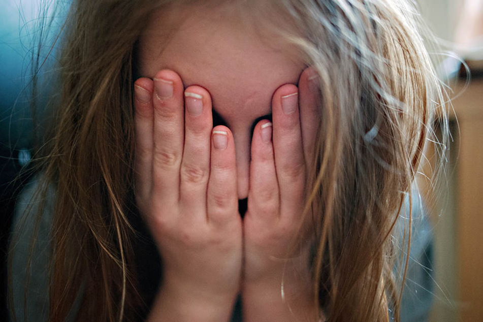 Eine Zeugin konnte durch einen Anruf bei der Polizei wahrscheinlich Schlimmeres verhindern, als der völlig nackte Mann die 11 und 12 Jahre alten Mädchen ansprach. (Symbolbild)