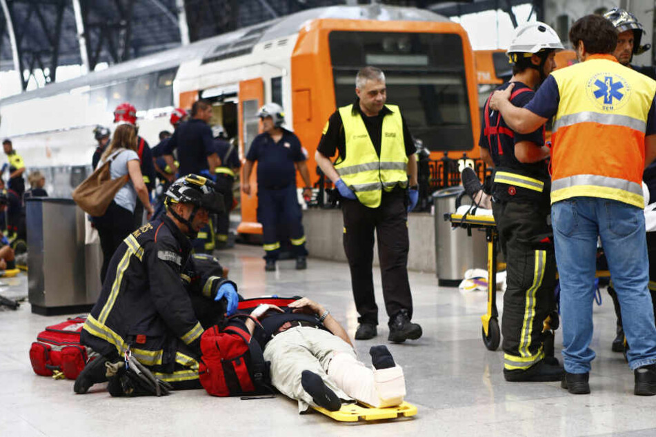 Bei Einfahrt des Zuges in den zentralen Bahnhof Barcelonas kam es zu einem schweren Unfall.