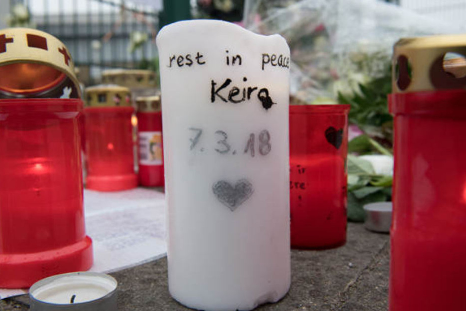 Vor der Eisschnellauf-Halle legten nach der Tragödie viele Menschen Blumen und Kerzen nieder.