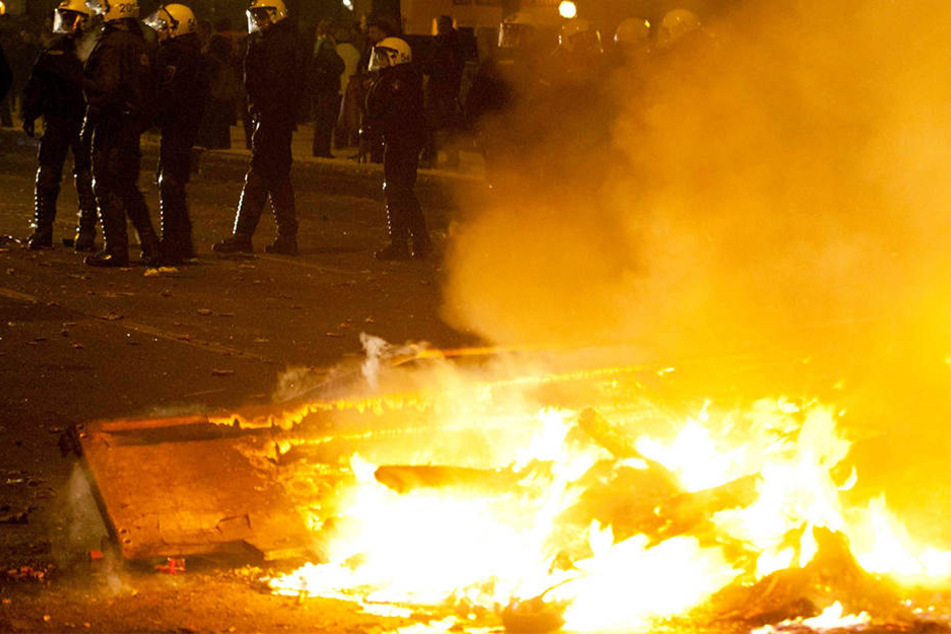 Unbekannte setzten am Freitagabend mehrere Müllcontainer in Brand. Als die Polizei eintraf, flüchteten sie (Symbolbild).